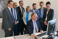Premiere für die E-Akte Bund: Präsident des Bundesamts für Justiz zeichnet ersten Beschaffungsvorgang elektronisch